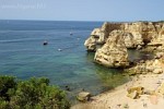 Praia Marinha is een zeer populair zandstrand