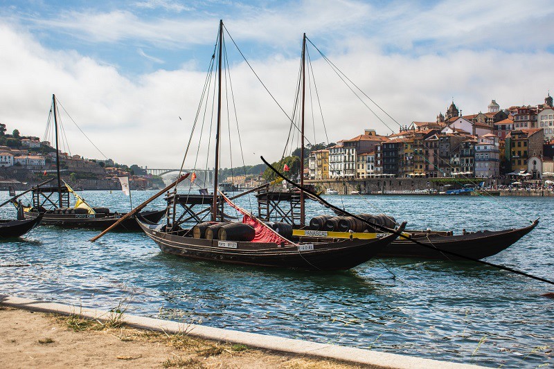 Schepen aan de oever van de Douro