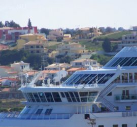 Cruiseschepen leggen in uw zicht aan niet ver van appartement Vila Arade