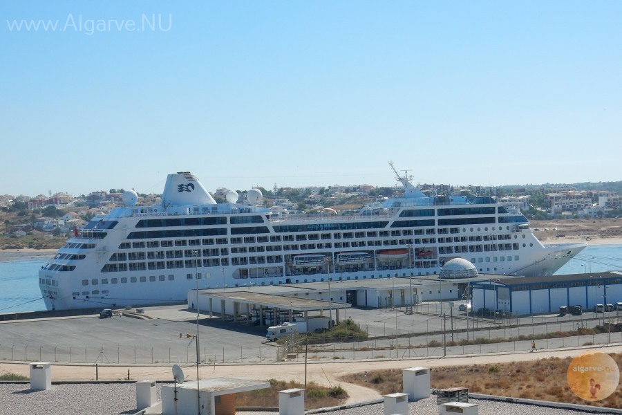 Cruiseship in de haven