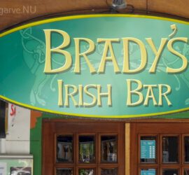 De Brady's bar in Carvoeiro, zeer gewild bij de Engelse en Ierse toeristen.