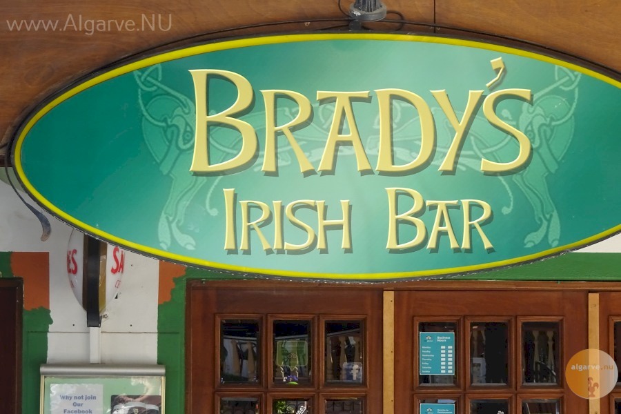De Brady's bar in Carvoeiro, zeer gewild bij de Engelse en Ierse toeristen.