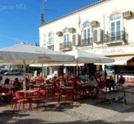 Lekker drinken en eten op het stadsplein van Portimão aan de rivier