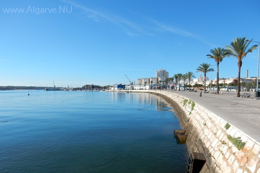 Flaneren langs de boulevard van Portimão in de Algarve