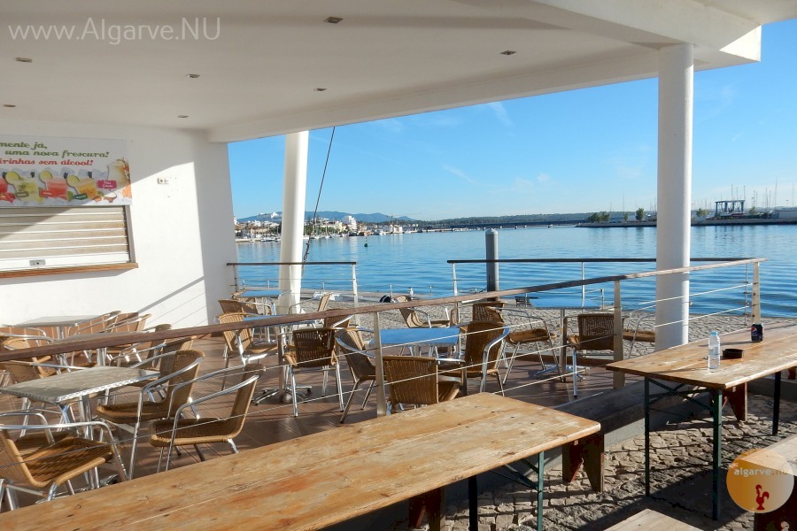 Koffie aan de rivier bij Clube Naval in Portimão