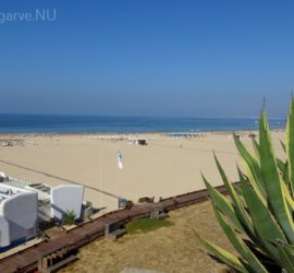 Het zeer brede zandstrand van Praia da Rocha in Portimao