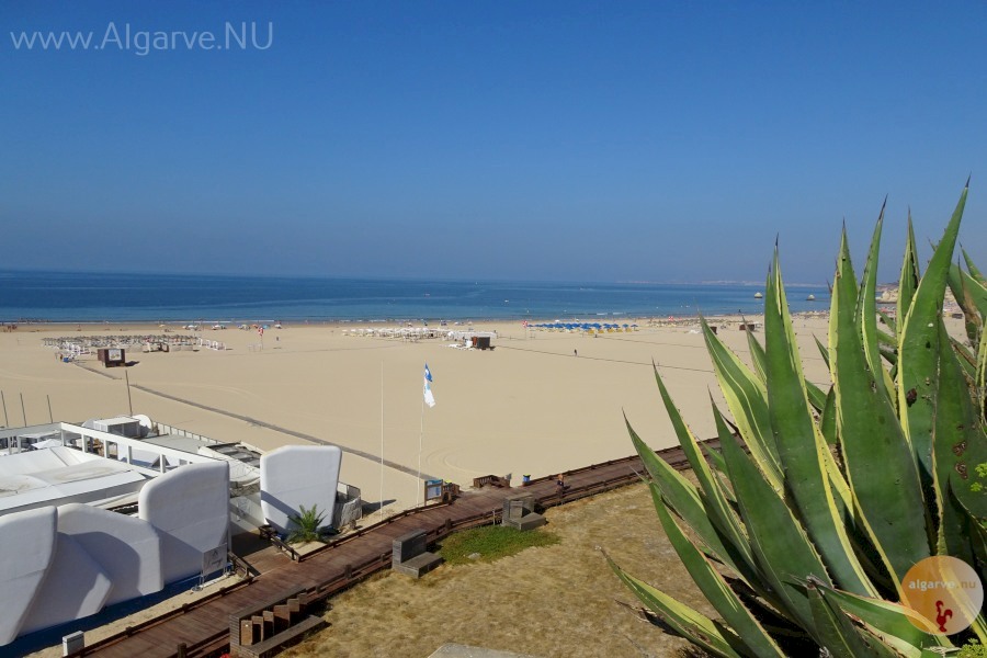 Het zeer brede zandstrand van Praia da Rocha in Portimao