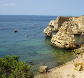 Praia Marinha is een zeer populair zandstrand