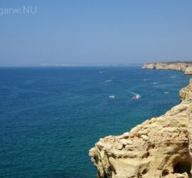 Het uitzicht vanuit de rotsformaties bij Carvoeiro.