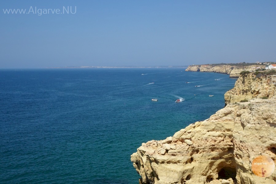 Het uitzicht vanuit de rotsformaties bij Carvoeiro.