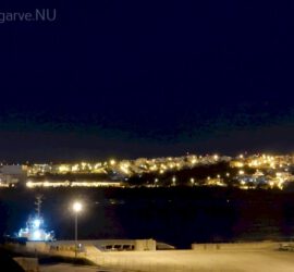 Uitzicht bij nacht vanaf Vila Arade met Ferragudo en Praia Grande aan de overkant