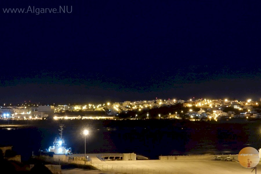 Uitzicht bij nacht vanaf Vila Arade met Ferragudo en Praia Grande aan de overkant