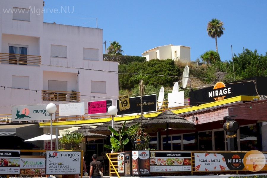 Vele winkeltjes en restaurants in Carvoeiro. Voor elks wat wils.