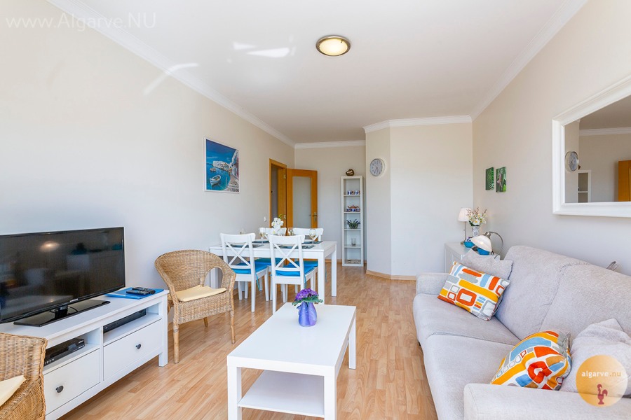 Satelliet TV en airconditioning in de woonkamer. Balkon met schitterend uitzicht op zee, de rivier de Arade, het dorp Ferragudo en de jachthavens.