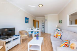 Télévision par satellite et climatisation dans le salon. Balcon avec vue imprenable sur la mer, la rivière Arade, le village de Ferragudo et les marinas.