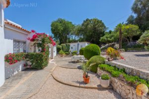 Façade avec grande terrasse et belle vue. Idéal pour des vacances au soleil pour les seniors mais aussi pour les familles avec enfants. Plage à proximité, piscine privée, beaucoup de choses à faire dans la région.