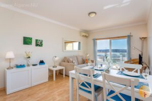 Zelfs uw verrekijker ligt klaar om van de details te genieten.