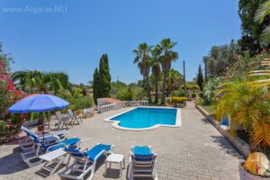 Piscine privée avec de grandes terrasses ensoleillées. Bungalow de vacances avec piscine.