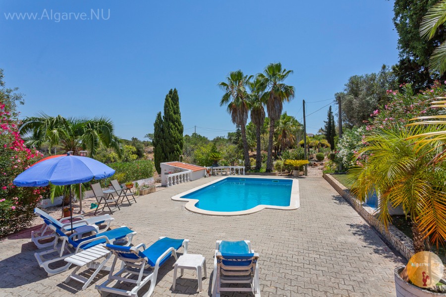 Piscine privée avec de grandes terrasses ensoleillées. Bungalow de vacances avec piscine.
