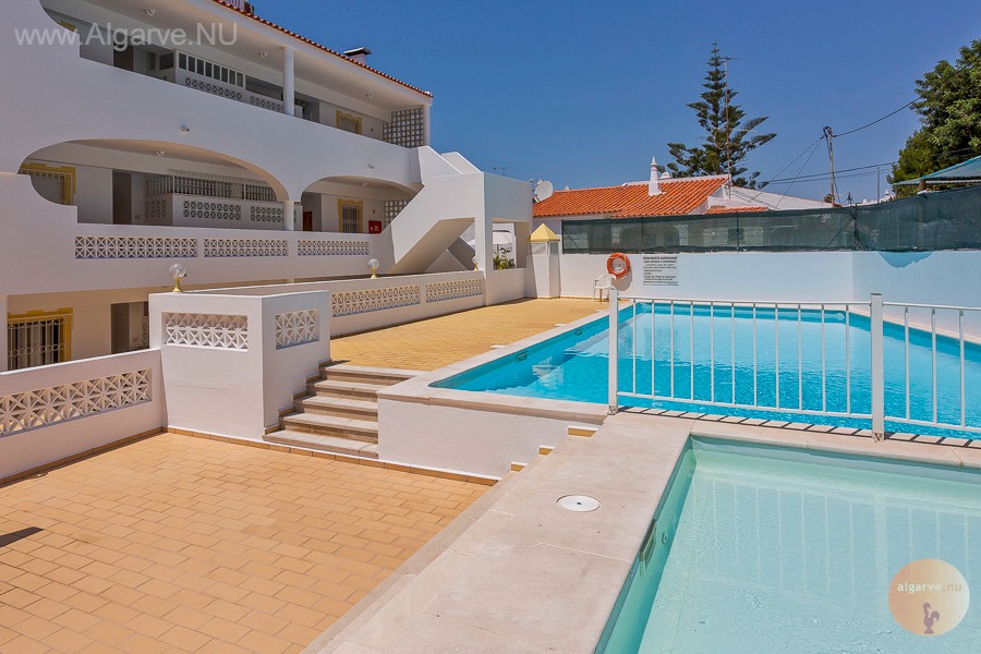 Swimming pool and children's pool for residents of Aurora Mar.