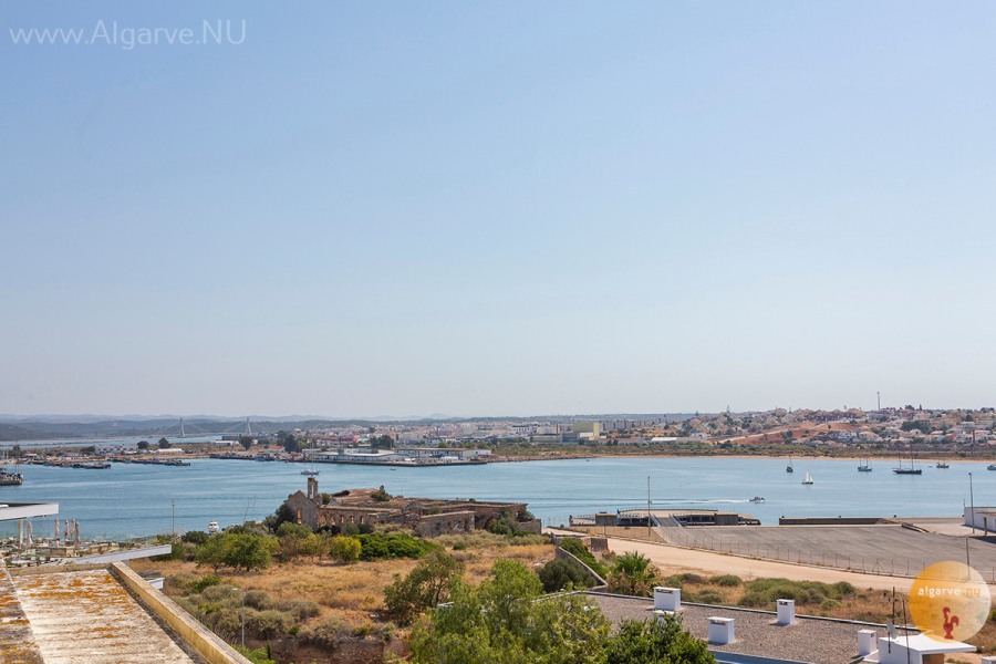 Vue de l'ancien monastère sur la rivière avec marinas.