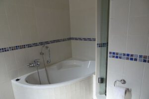 En-suite bathtub in a 3-bedroom holiday home in Algarve