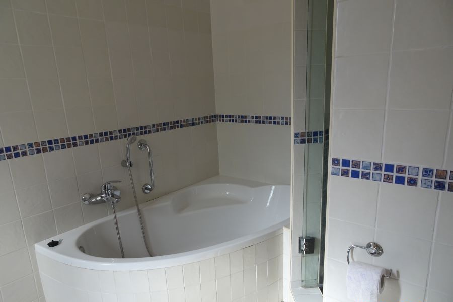 En-suite bathtub in a 3-bedroom holiday home in Algarve