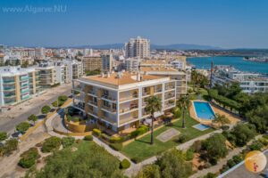 Heerlijk vrij gelegen gebouwtje. Nummer 3 van de 3. Geheel ommuurd en met automatisch toegangshek. Veel gratis parkeerruimte op afgesloten terrein.