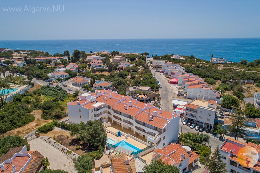 Nur 500 m vom Meer entfernt, keine Hochhäuser und viele Geschäfte und Restaurants in der Nähe.