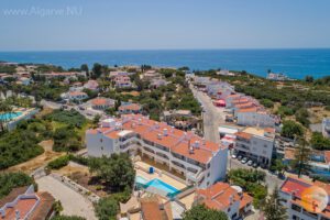 Only 500m from the sea, no high-rise buildings and many shops and restaurants nearby.