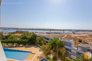 Mooie vergezichten vanaf uw Algarve.NU appartement met zeezicht en zwembad in de Algarve, Portugal.
