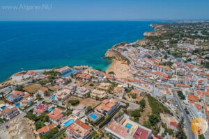 En seulement 5 minutes, vous pouvez vous promener à travers des boutiques agréables, des terrasses et des restaurants jusqu'à la plage de sable de Carvoeiro.