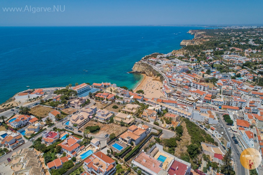 En seulement 5 minutes, vous pouvez vous promener à travers des boutiques agréables, des terrasses et des restaurants jusqu'à la plage de sable de Carvoeiro.