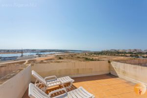 Roof terrace with BBQ for all-day roasting. In the sun or on the BBQ.