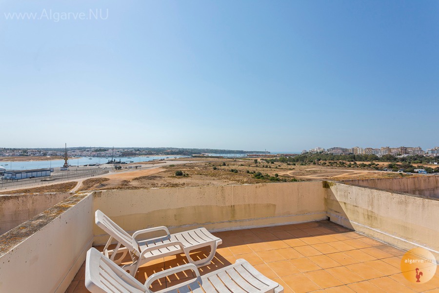Roof terrace with BBQ for all-day roasting. In the sun or on the BBQ.