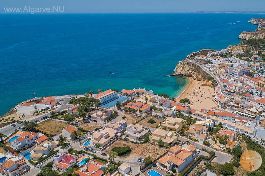 In just 5 minutes you can walk through cozy shops, terraces, and restaurants.
