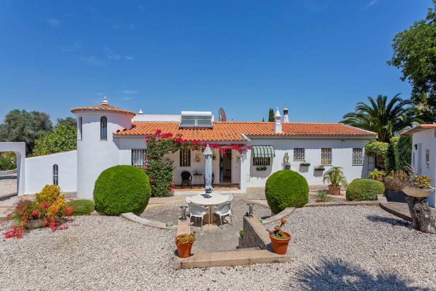 Holiday villa with barn and double garage in the Algarve