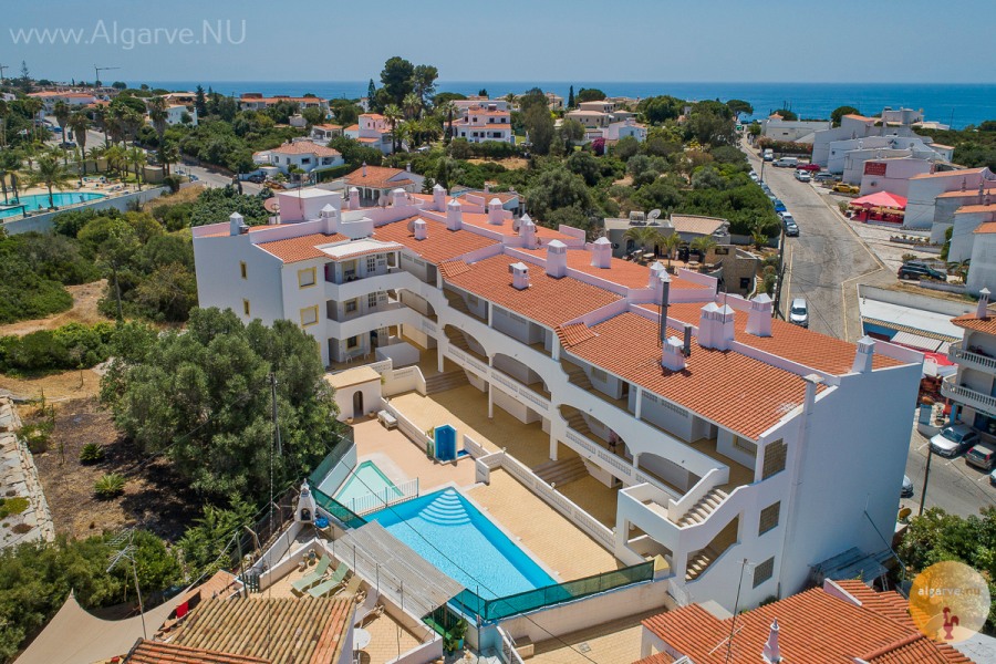 Achter het gebouwtje ligt het zwembad met apart kinderbad. En, slechts 5 minuten lopen naar het Carvoeiro zandstrand.