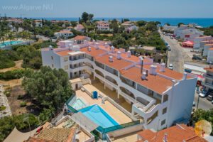 Derrière le bâtiment se trouve la piscine avec bassin séparé pour les enfants. Et, à seulement 5 minutes à pied de la plage de sable de Carvoeiro.