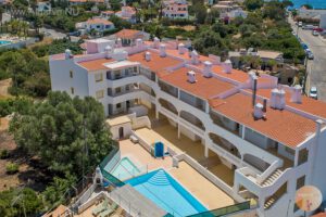 Hinter der Ferienwohnung befindet sich der Pool mit separatem Kinderbecken.