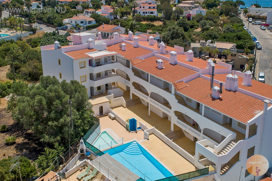 Hinter der Ferienwohnung befindet sich der Pool mit separatem Kinderbecken.