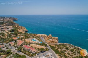 Folgen Sie der Straße gegenüber Ihrer Wohnung und genießen Sie die schöne Aussicht.