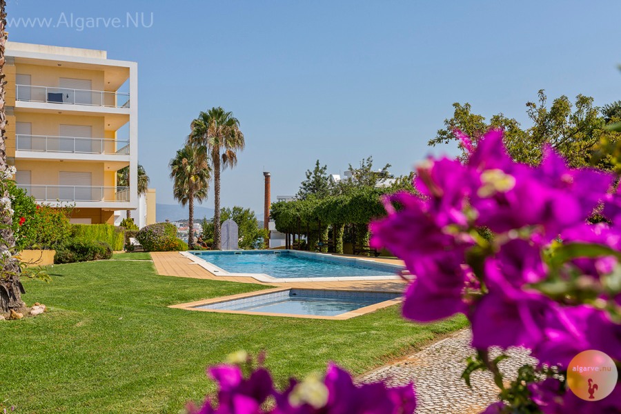 Very well maintained, spacious apartment with sea view and swimming pool in the Algarve.