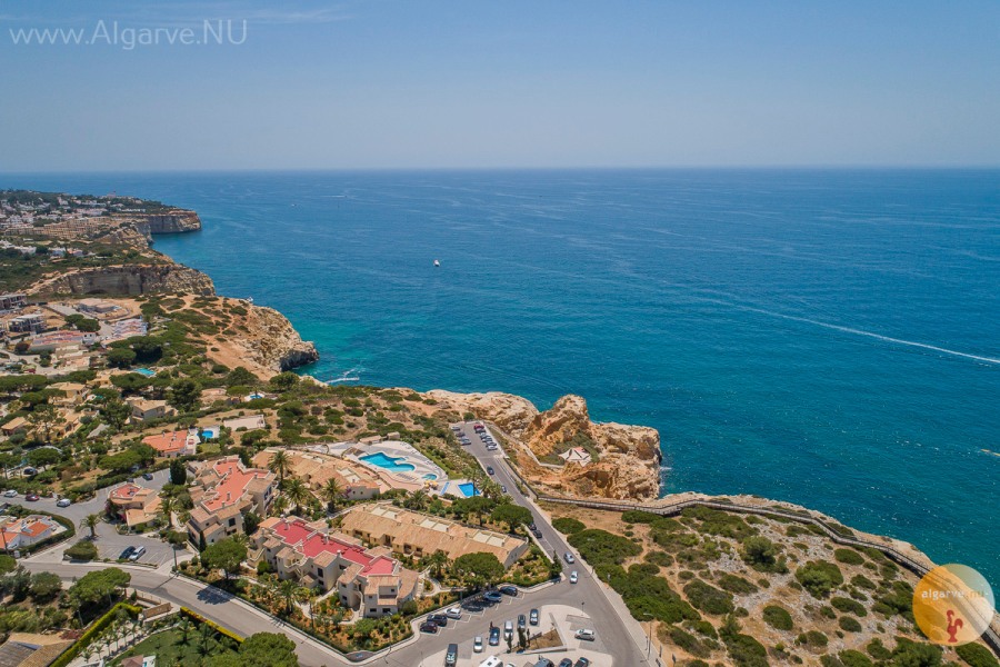 Volg de weg tegenover uw appartement en geniet van het prachtige uitzicht.