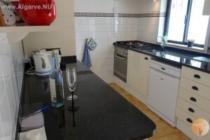 Cuisine complète avec équipement. Remise supplémentaire et réfrigérateur dans la remise.