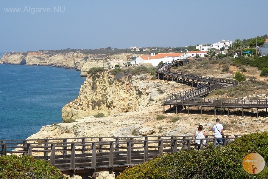 The boardwalk over the rocky coast starts at the end of the street opposite you. End in the center of Carvoeiro with sandy beach, boat rental, restaurants and cozy terraces.