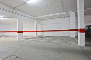 Kostenloses und sicheres Parken im Parkhaus unter dem Gebäude. Heben Sie von der Garage zu Ihrer Haustür. Rollstuhlfreundlich.