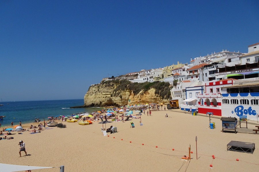 Praia de Carvoeiro. A seulement 5 minutes à pied de votre appartement et vous y êtes déjà!