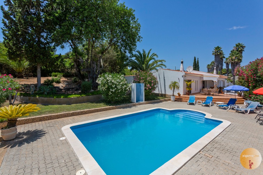 Terrasses, chaises longues, parasols et une jolie villa en Algarve