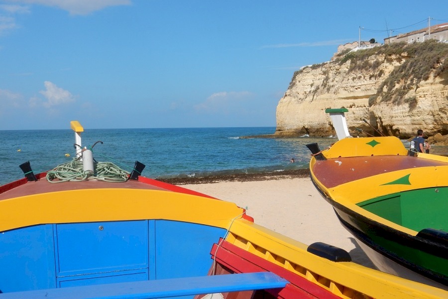 Ouderwetse Portugese vissersboten te huur voor een rondvaart langs de schitterende kust.